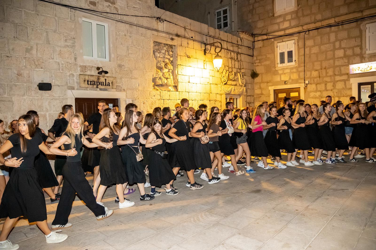Na karnevalu u Pagu dečki u crnom sa zastavom KOS-a spalili dežurnog krivca Marka