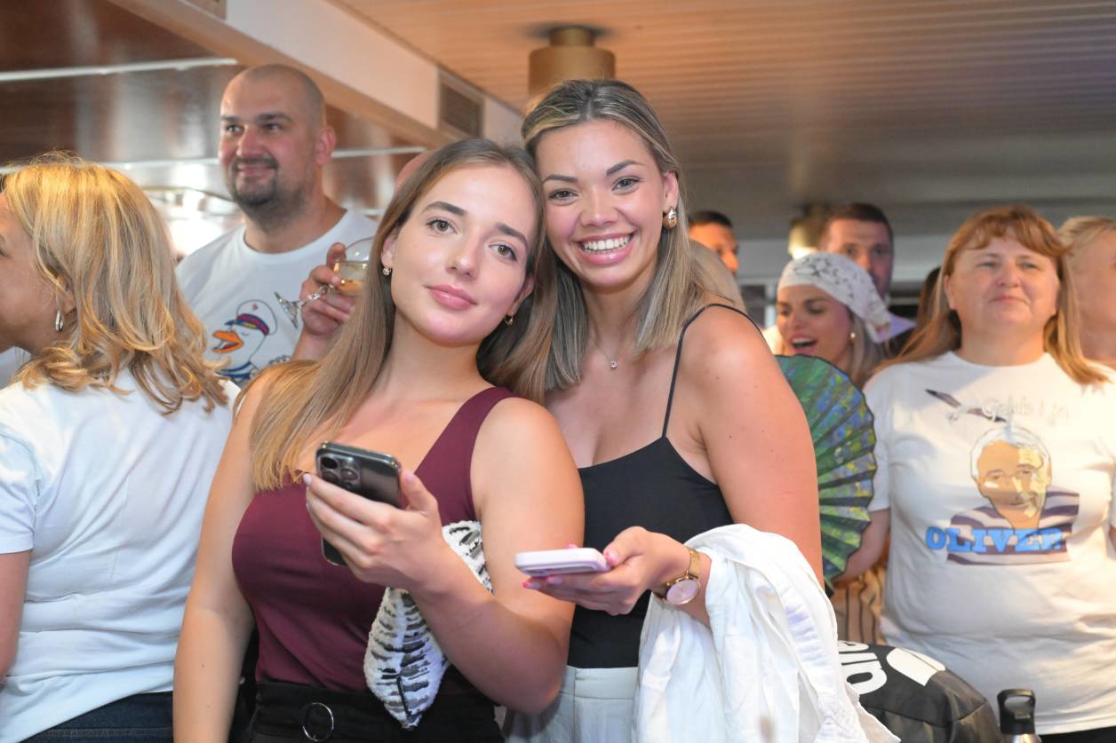 Jelena Perčin s kćeri Lotom (17) podržala supruga Antu Gelu na trajektu za Velu Luku