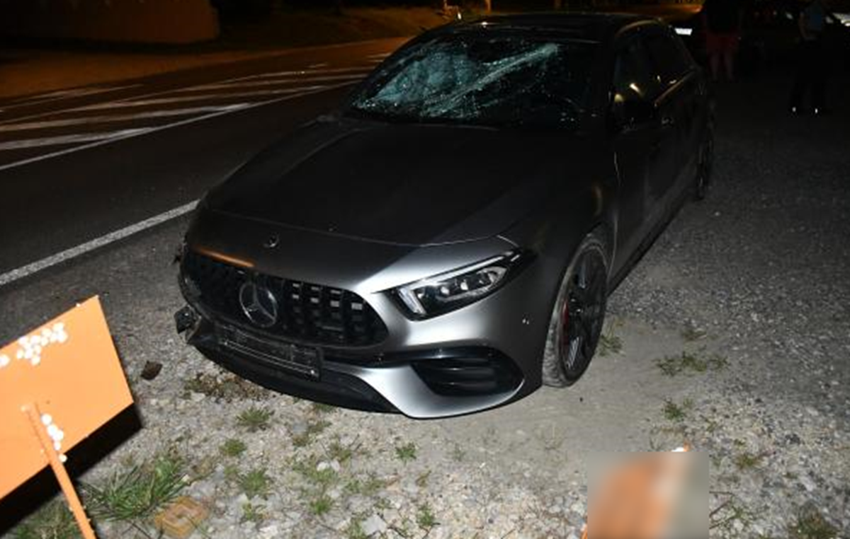 FOTO Pijan Mercedesom sletio s ceste u Donjoj Zelini. Porušio znakove i stupove