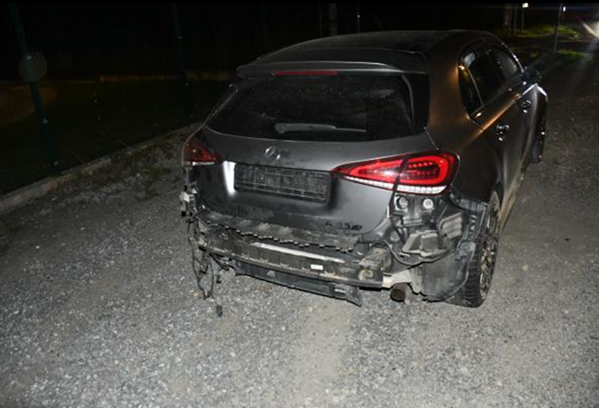 FOTO Pijan Mercedesom sletio s ceste u Donjoj Zelini. Porušio znakove i stupove