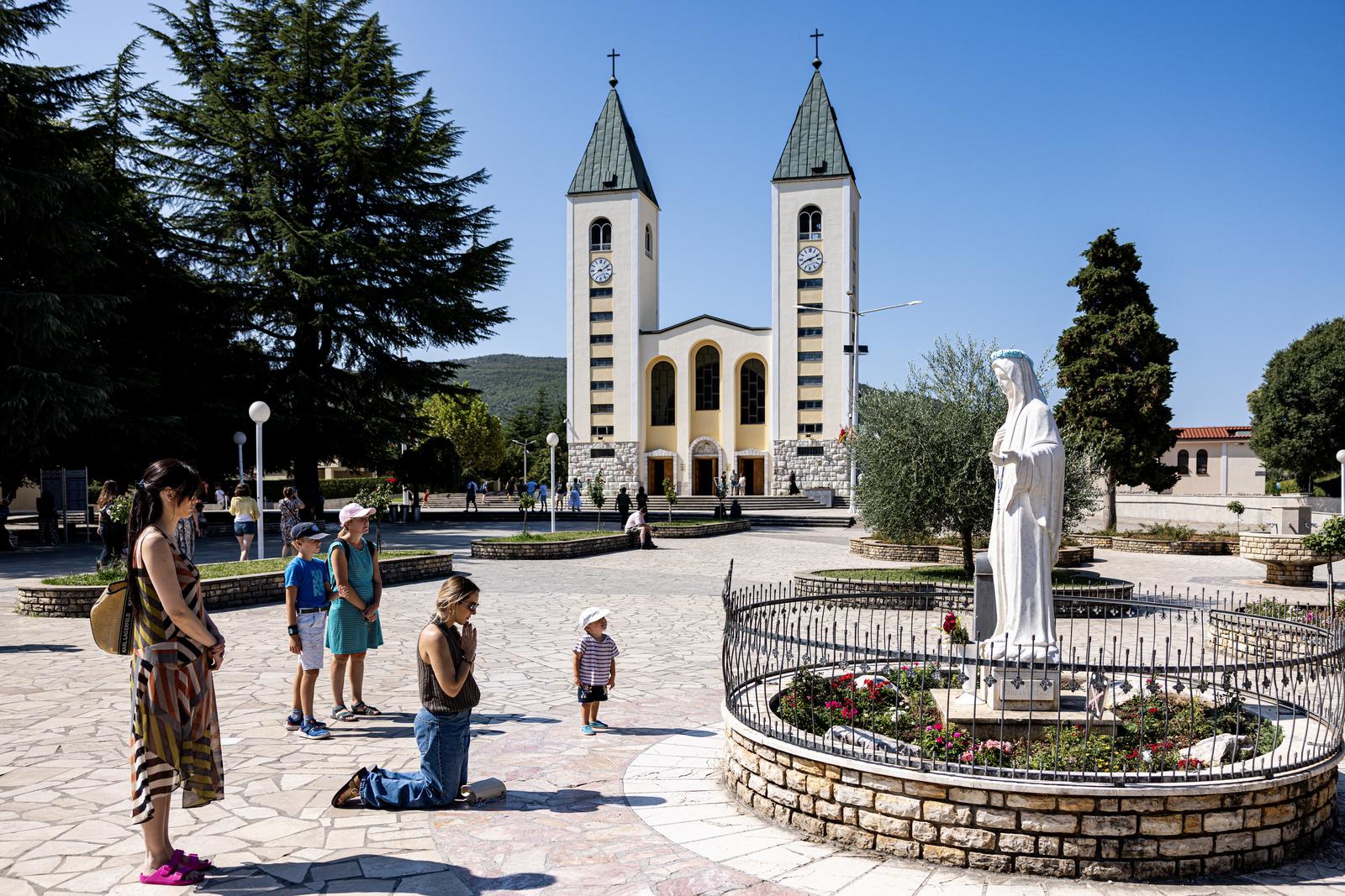 Vjernici u Međugorju molili kraj prešaranog kipa Gospe: "Jači smo od Sotone"