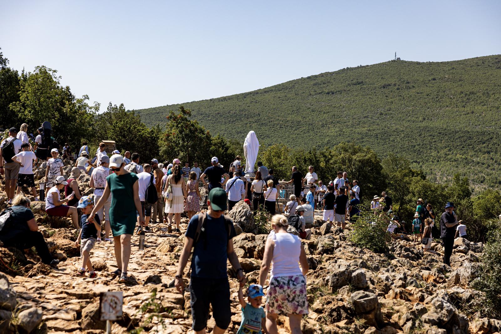Vjernici u Međugorju molili kraj prešaranog kipa Gospe: "Jači smo od Sotone"