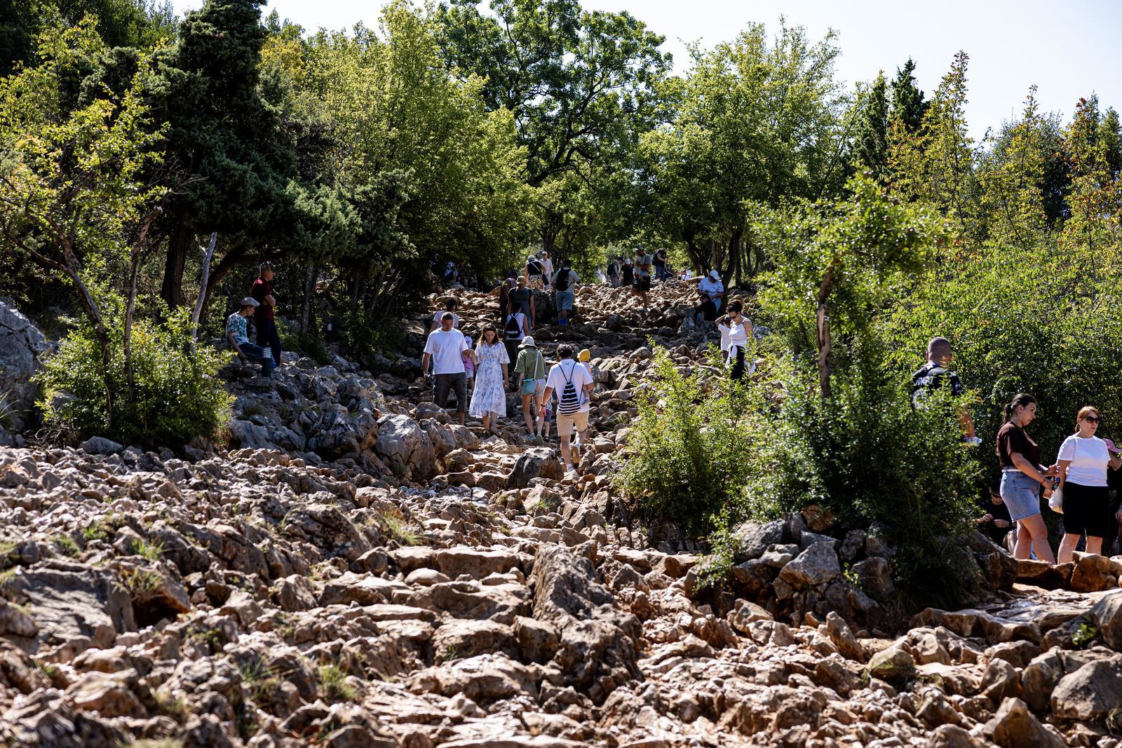 Vjernici u Međugorju molili kraj prešaranog kipa Gospe: "Jači smo od Sotone"
