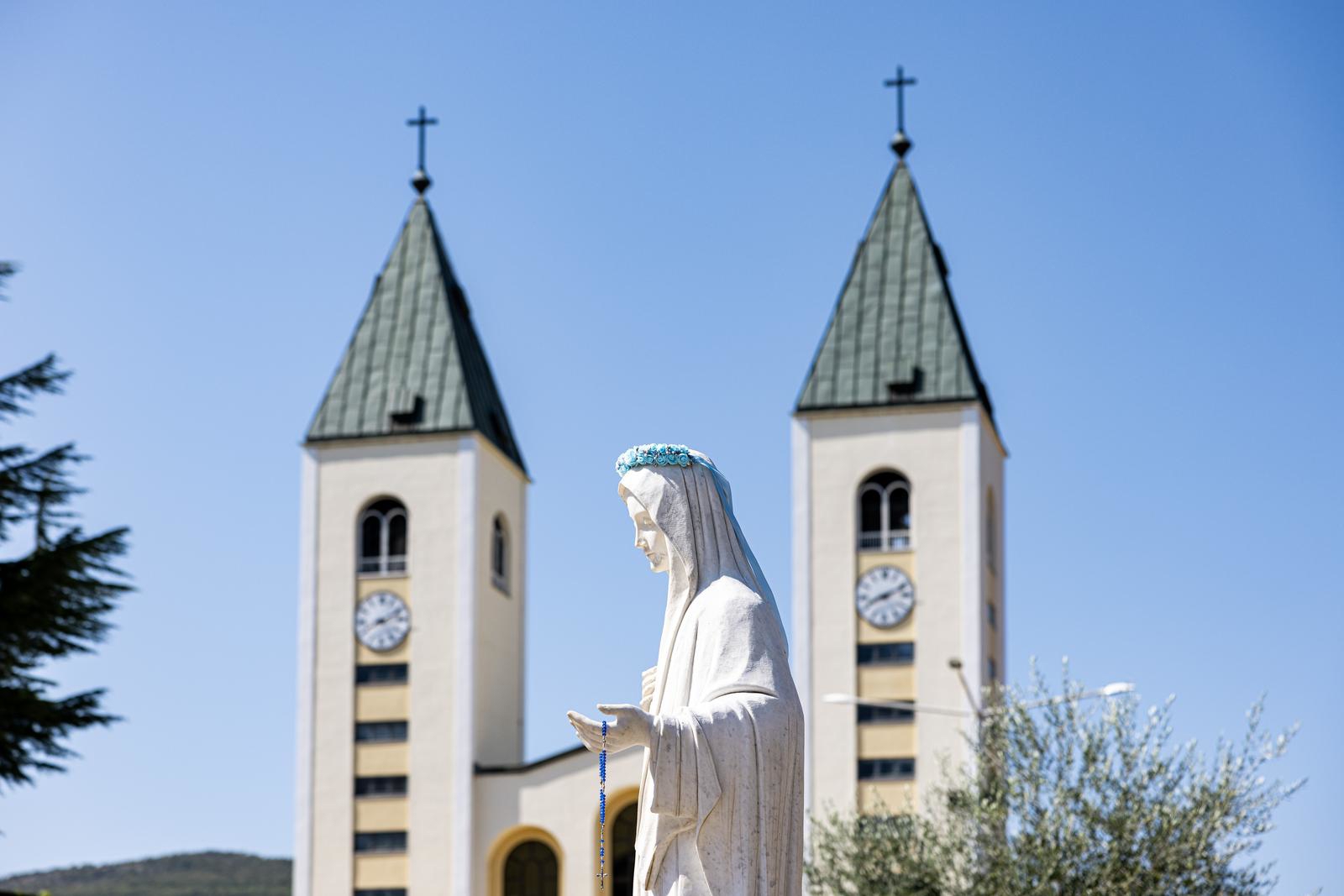 Vjernici u Međugorju molili kraj prešaranog kipa Gospe: "Jači smo od Sotone"