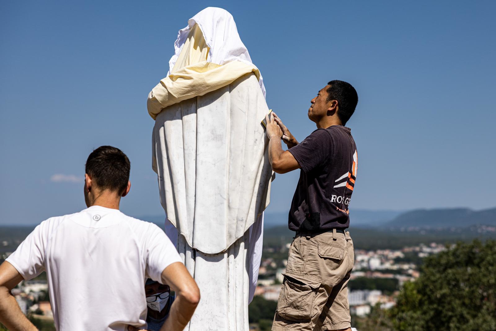 Vjernici u Međugorju molili kraj prešaranog kipa Gospe: "Jači smo od Sotone"