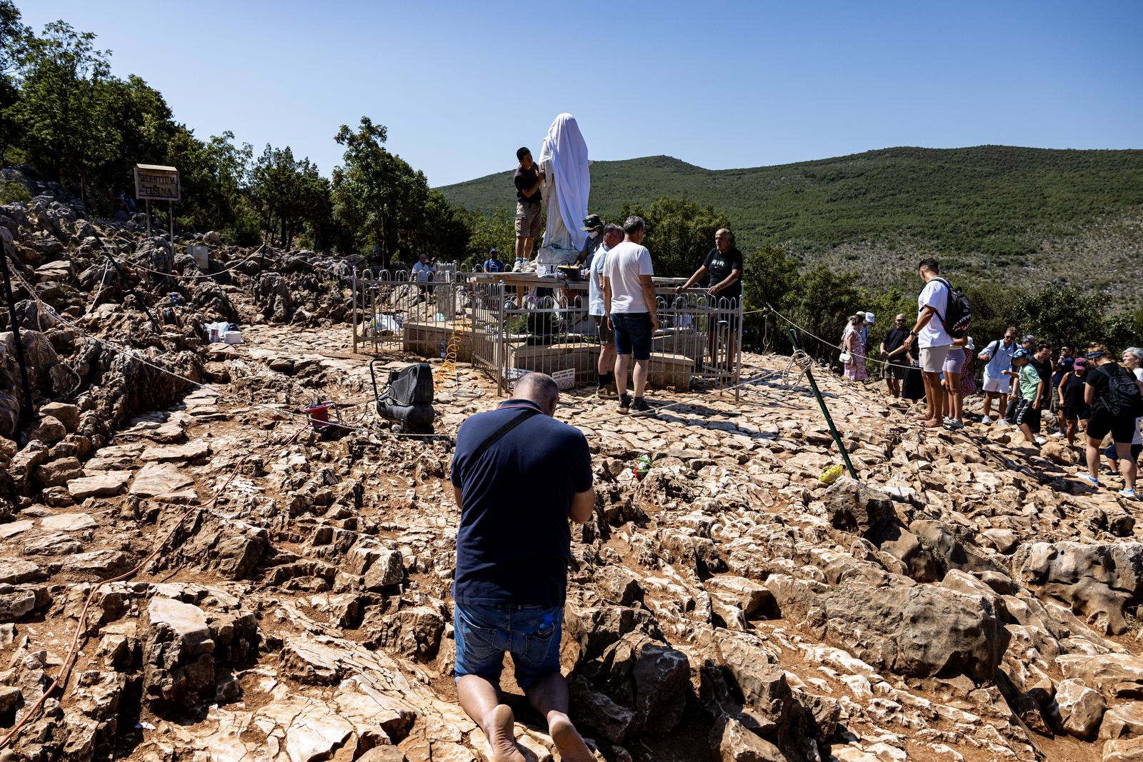 Vjernici u Međugorju molili kraj prešaranog kipa Gospe: "Jači smo od Sotone"