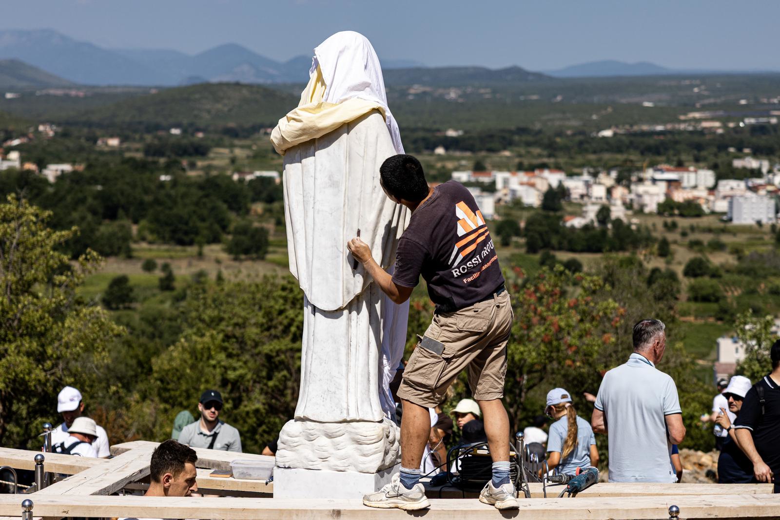 Vjernici u Međugorju molili kraj prešaranog kipa Gospe: "Jači smo od Sotone"