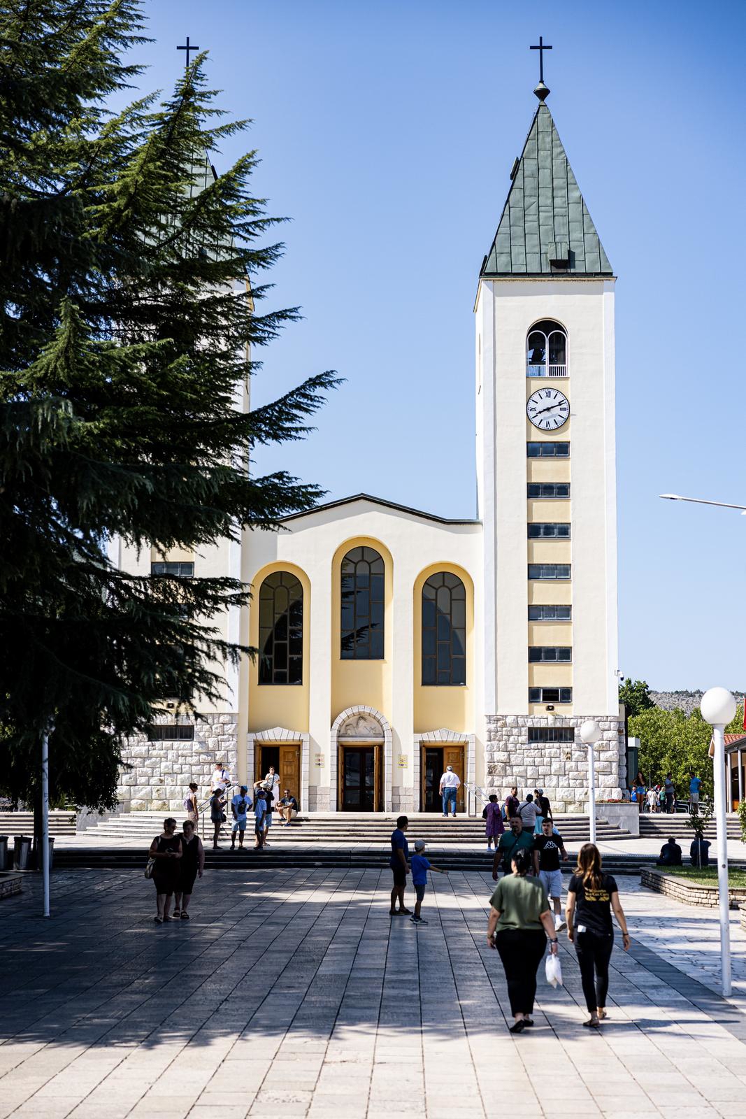 Vjernici u Međugorju molili kraj prešaranog kipa Gospe: "Jači smo od Sotone"