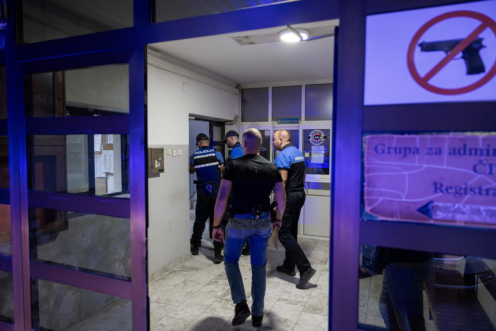 FOTO Poljak koji je zapalio oltar i pošarao kip Gospe doveden na ispitivanje