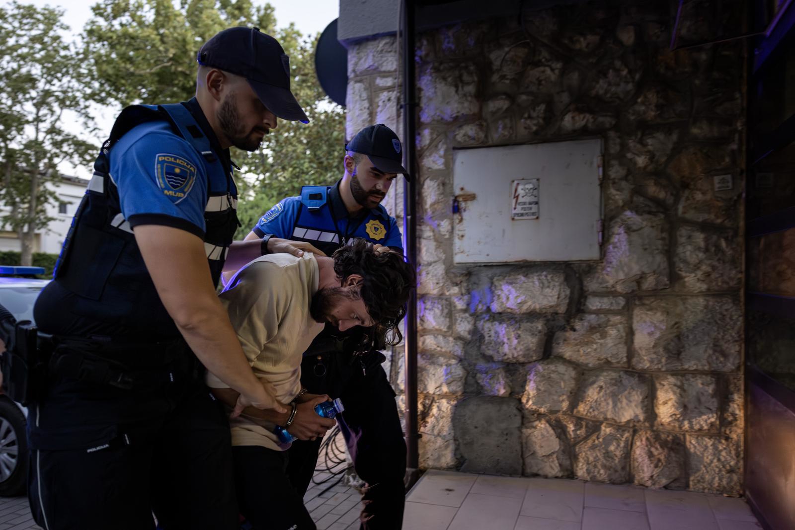 FOTO Poljak koji je zapalio oltar i pošarao kip Gospe doveden na ispitivanje