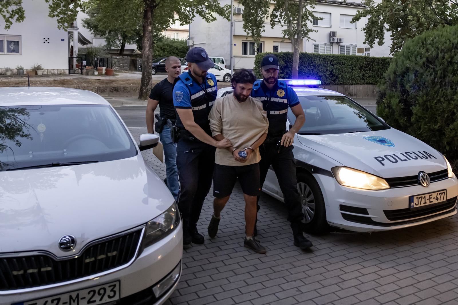 FOTO Poljak koji je zapalio oltar i pošarao kip Gospe doveden na ispitivanje