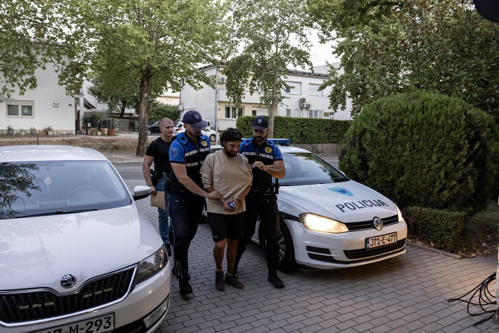 FOTO Poljak koji je zapalio oltar i pošarao kip Gospe doveden na ispitivanje