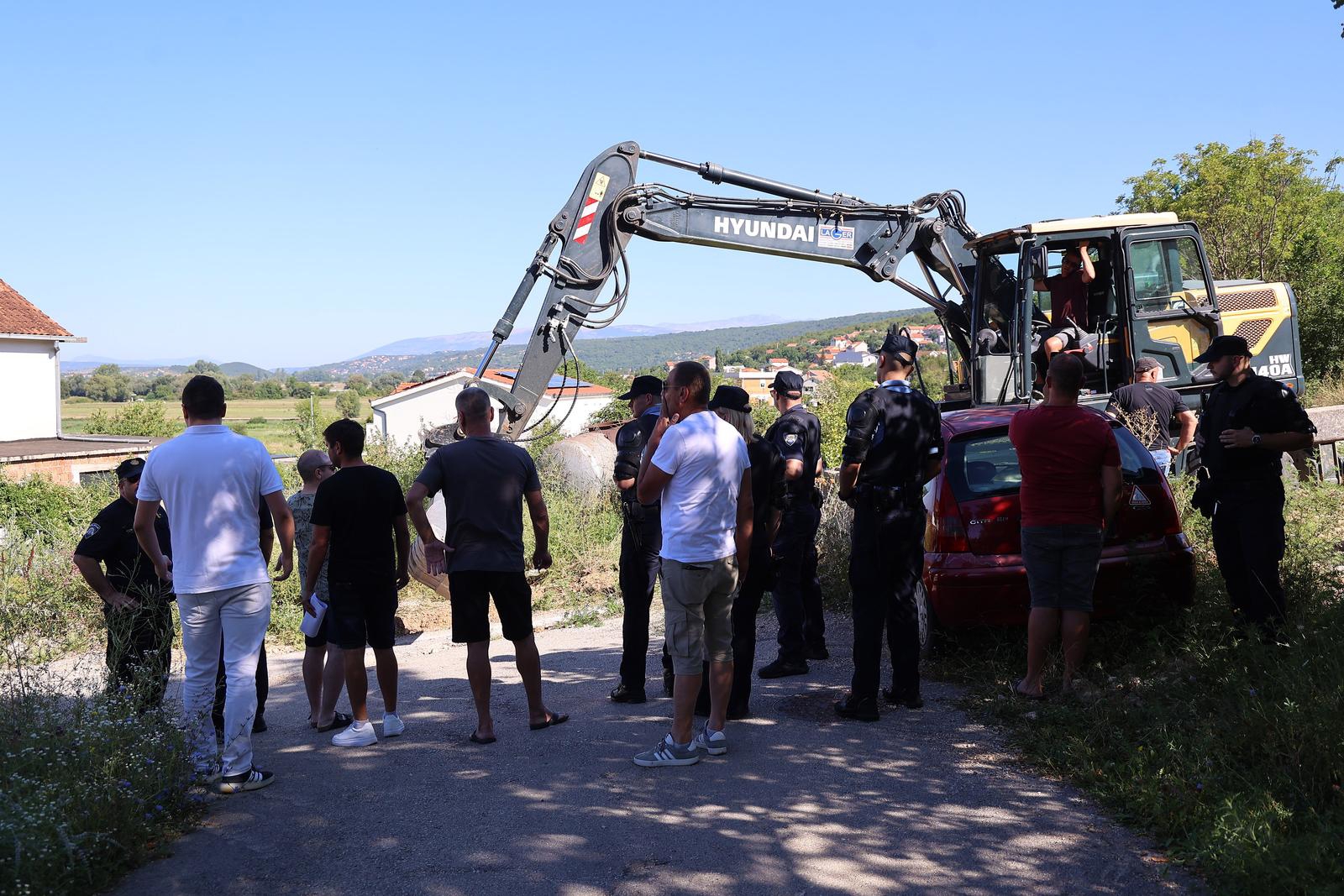 Sukob u Otoku zbog par metara ceste. Čovjek legao na tlo, odnijela ga policija