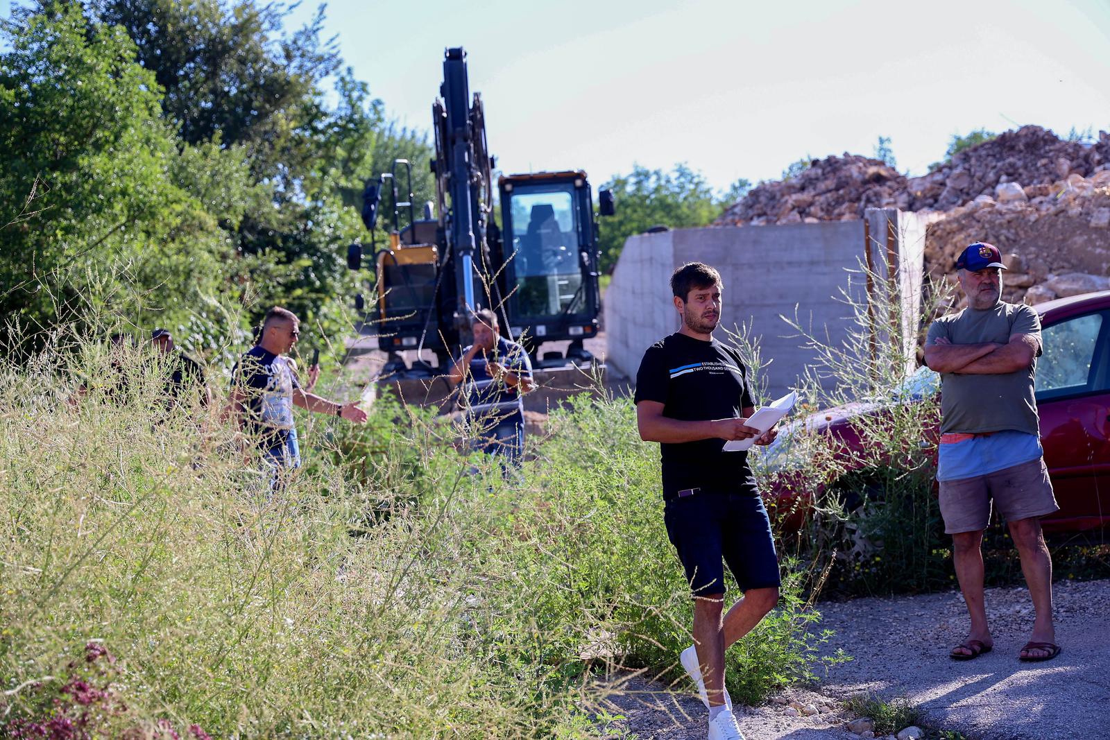 Sukob u Otoku zbog par metara ceste. Čovjek legao na tlo, odnijela ga policija