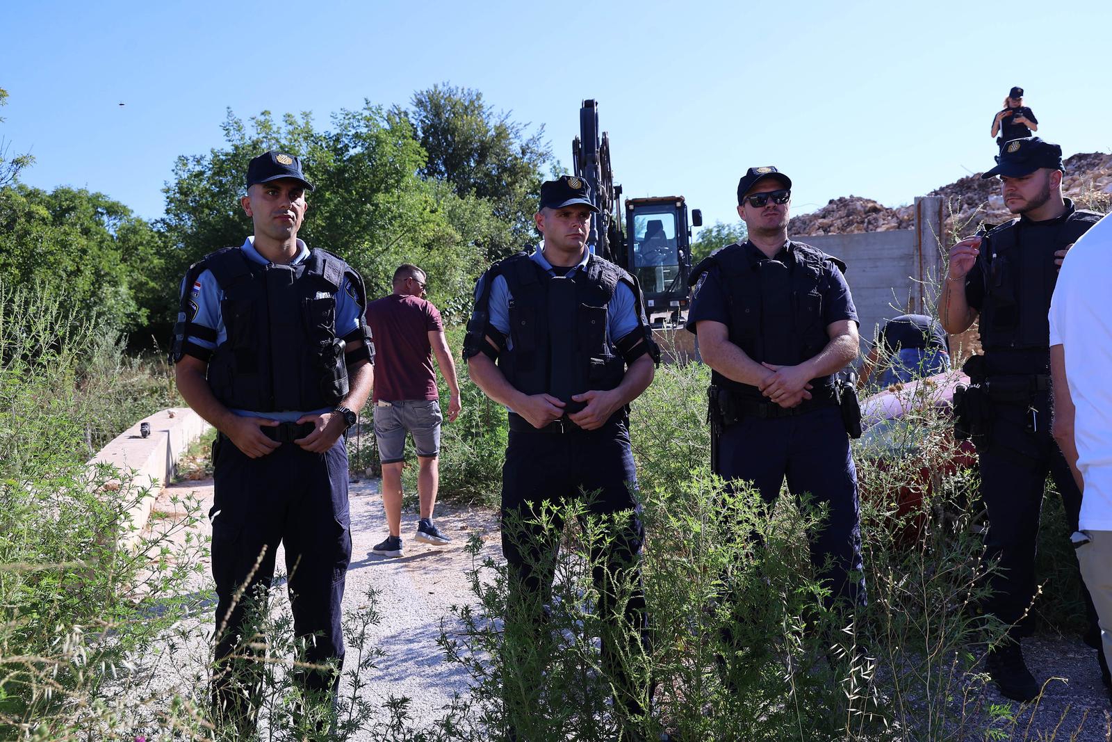 Sukob u Otoku zbog par metara ceste. Čovjek legao na tlo, odnijela ga policija