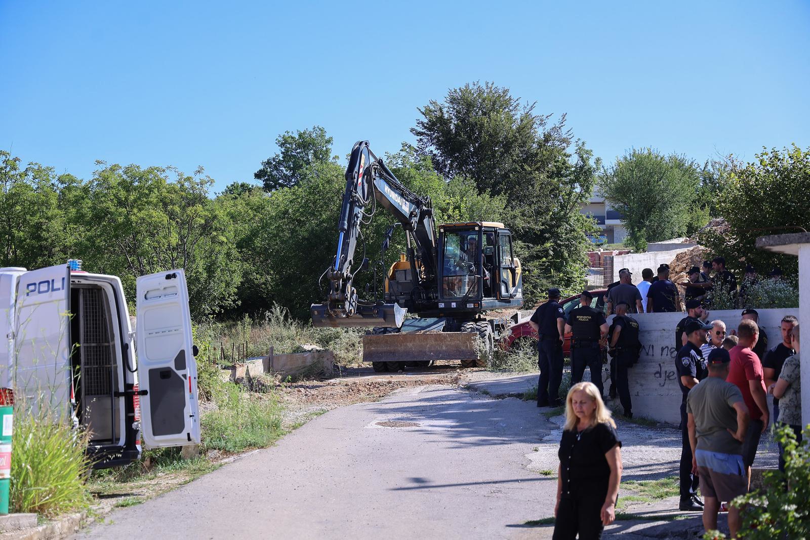 Sukob u Otoku zbog par metara ceste. Čovjek legao na tlo, odnijela ga policija