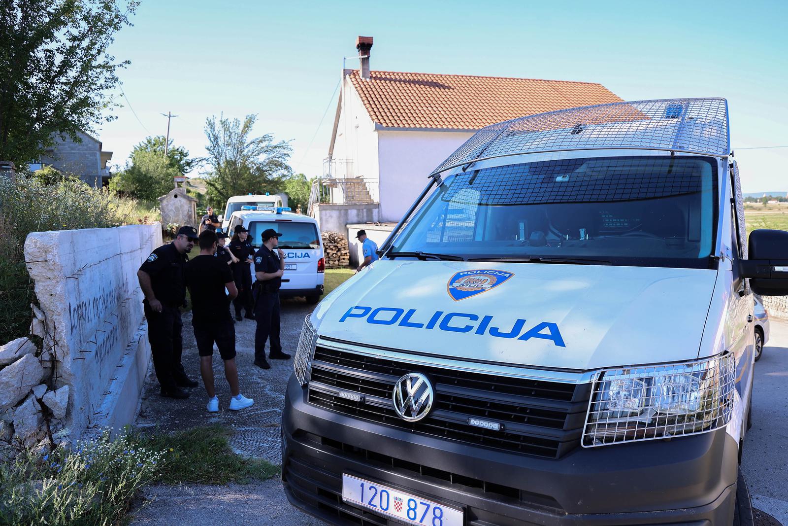 Sukob u Otoku zbog par metara ceste. Čovjek legao na tlo, odnijela ga policija