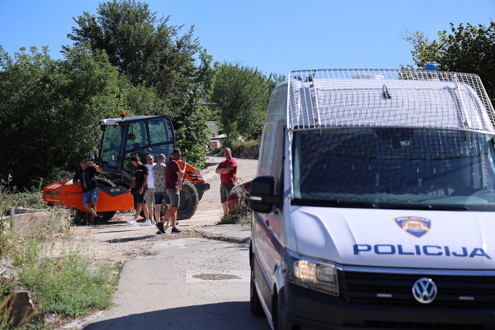Sukob u Otoku zbog par metara ceste. Čovjek legao na tlo, odnijela ga policija