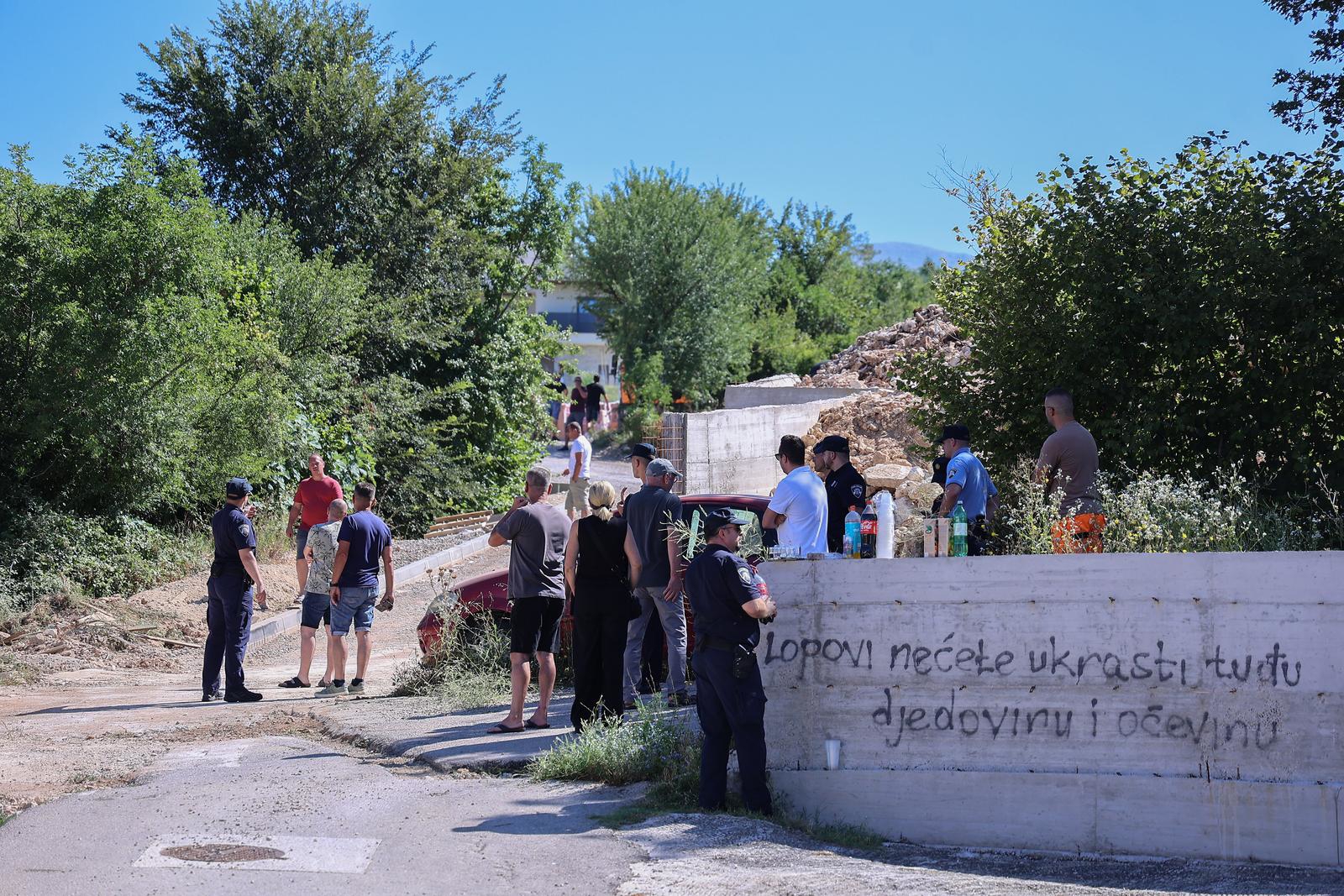 Sukob u Otoku zbog par metara ceste. Čovjek legao na tlo, odnijela ga policija