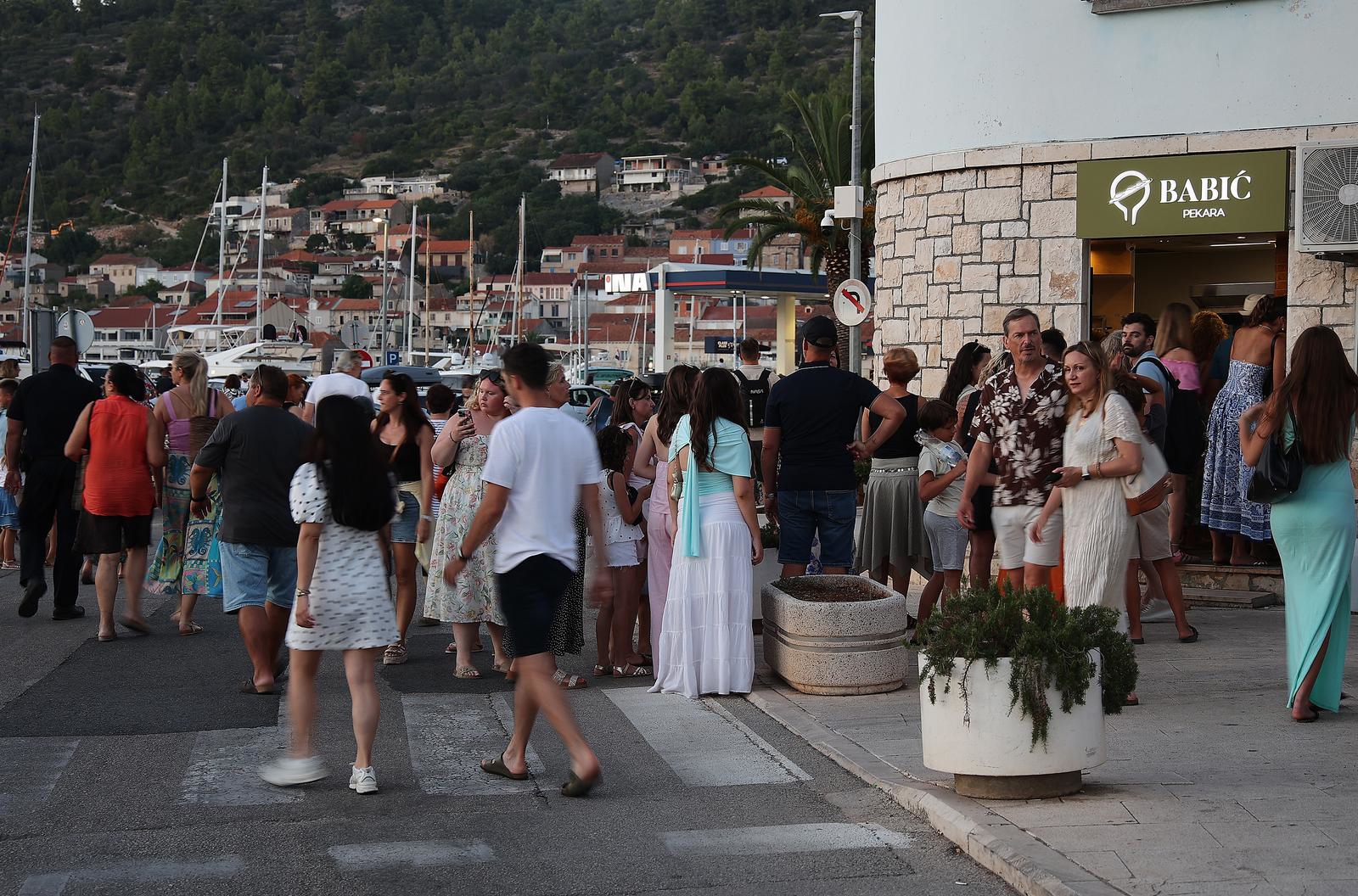 VELIKA GALERIJA 30 tisuća ljudi u Veloj Luci pjevalo u spomen na Olivera