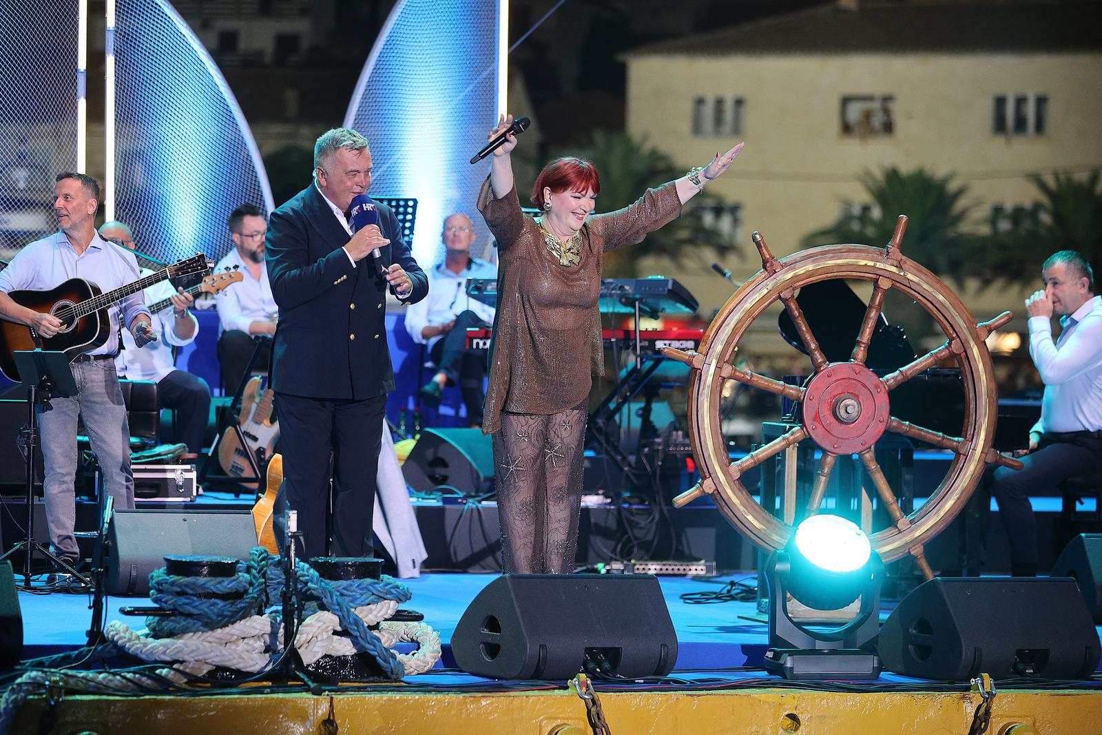 VELIKA GALERIJA 30 tisuća ljudi u Veloj Luci pjevalo u spomen na Olivera