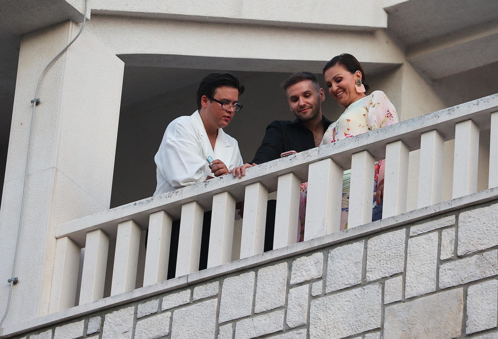 VELIKA GALERIJA 30 tisuća ljudi u Veloj Luci pjevalo u spomen na Olivera