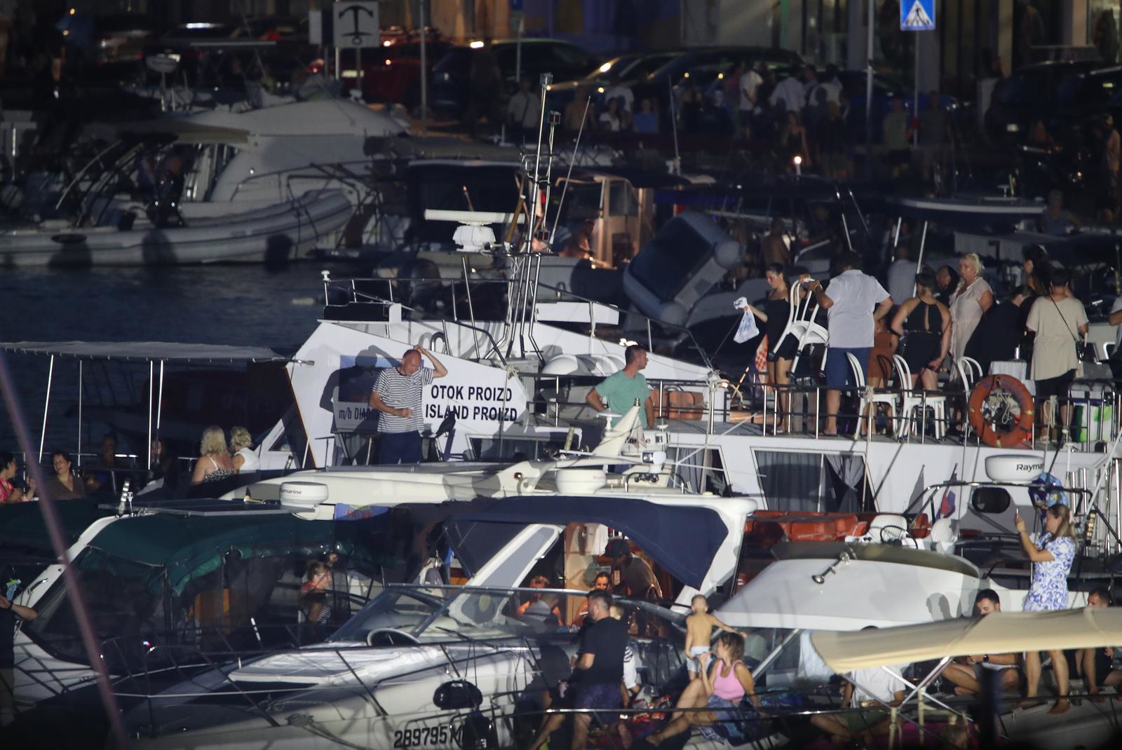 VELIKA GALERIJA 30 tisuća ljudi u Veloj Luci pjevalo u spomen na Olivera