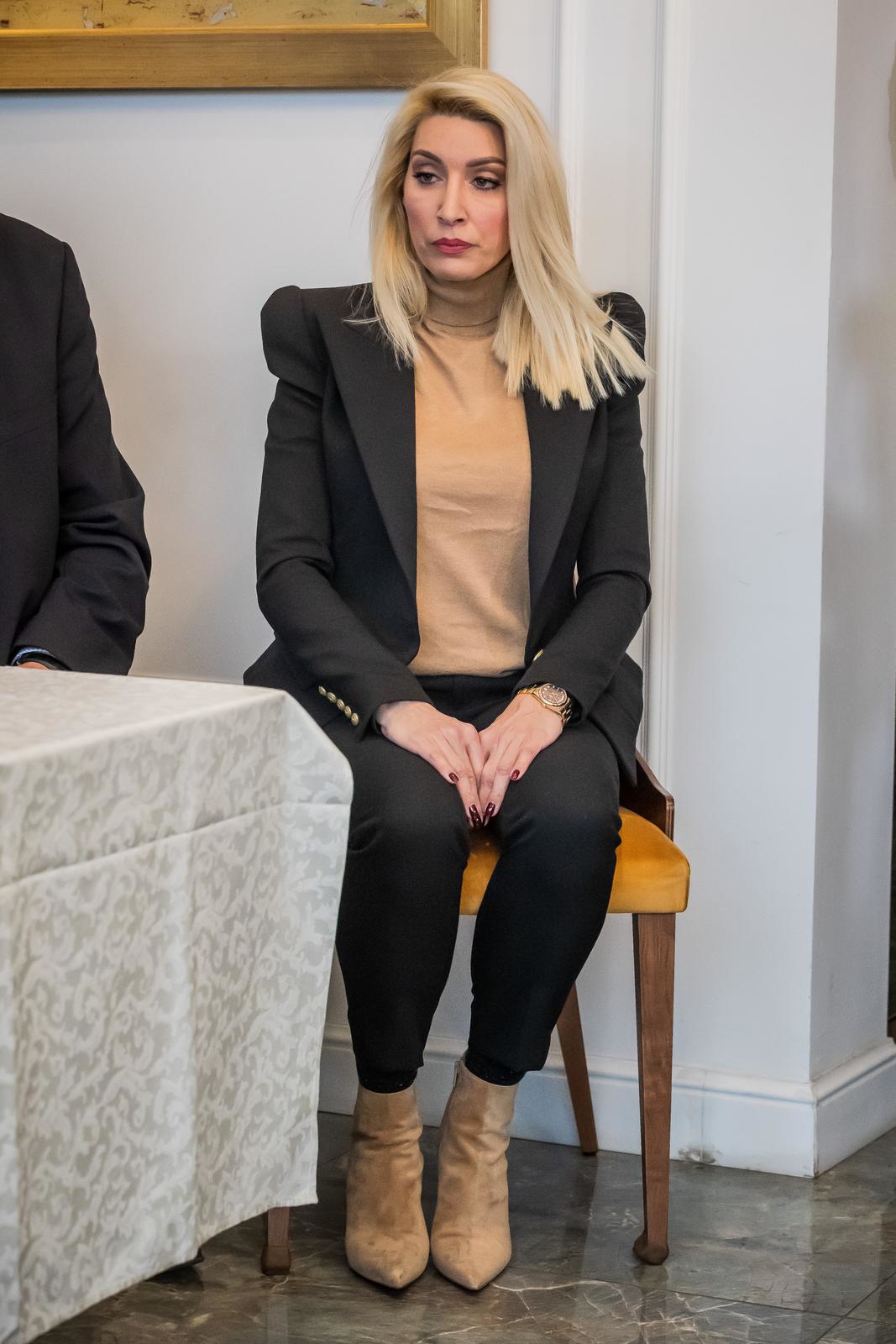 Zlatni Rolex i Valentino štikle... Ovo su najupečatljivija modna izdanja Fani Kerum