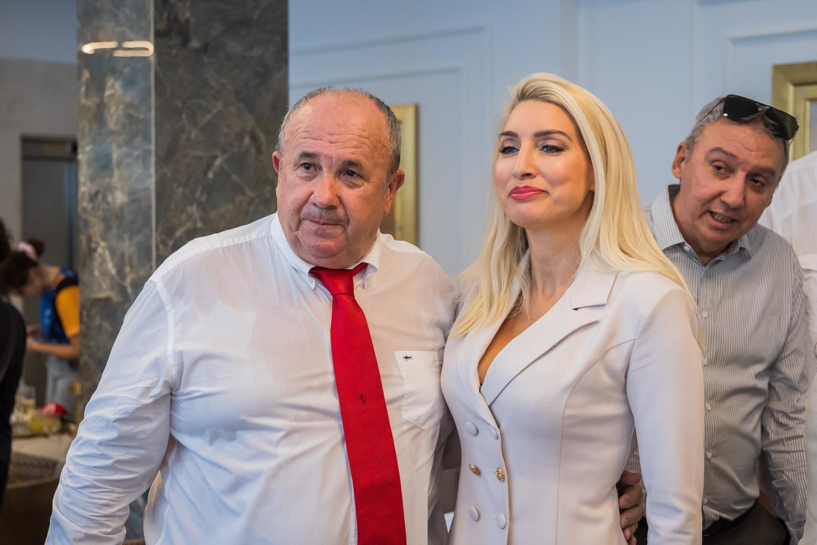 Zlatni Rolex i Valentino štikle... Ovo su najupečatljivija modna izdanja Fani Kerum