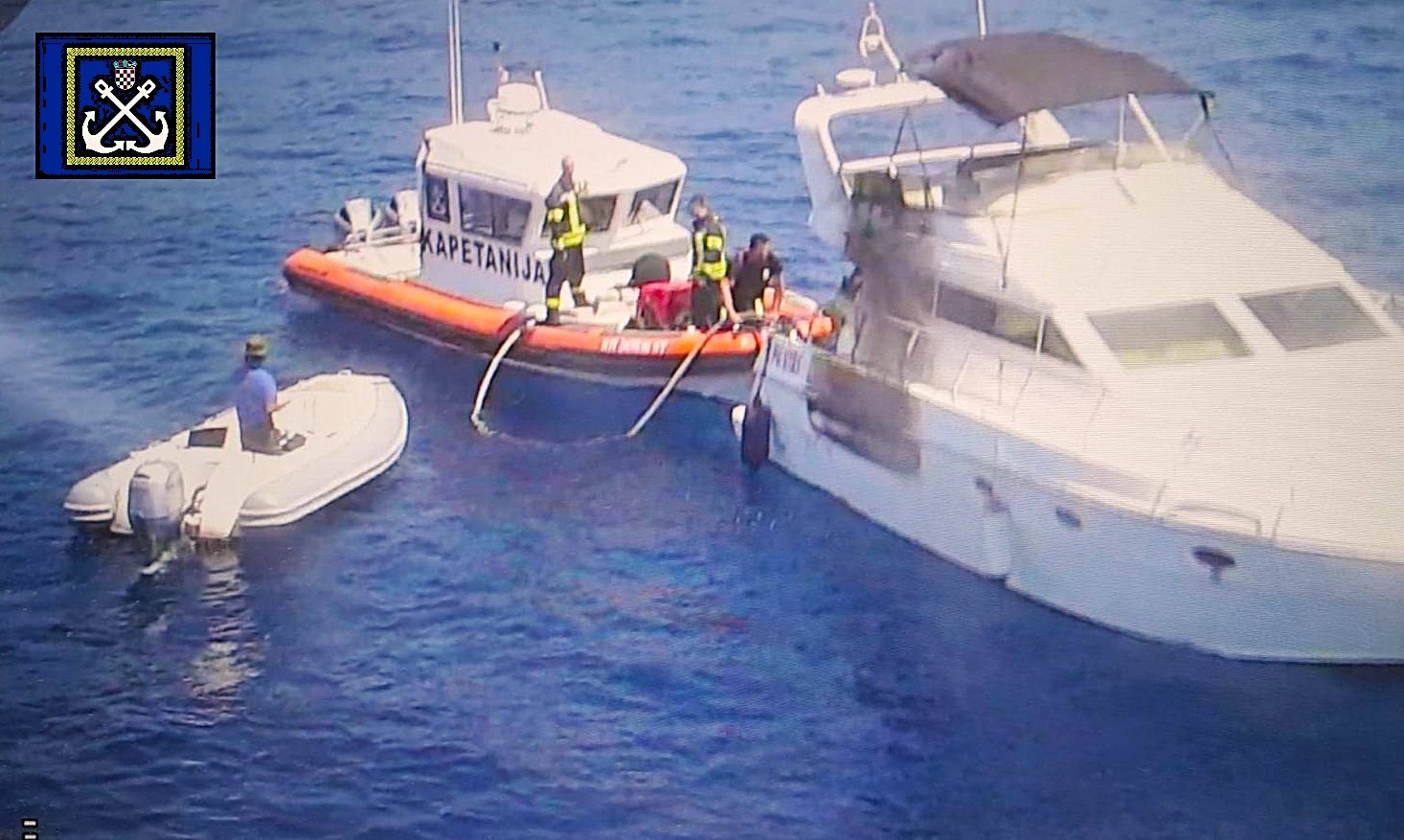 VIDEO I FOTO Zapalila se brodica kod Hvara. Među spašenima i dvoje djece