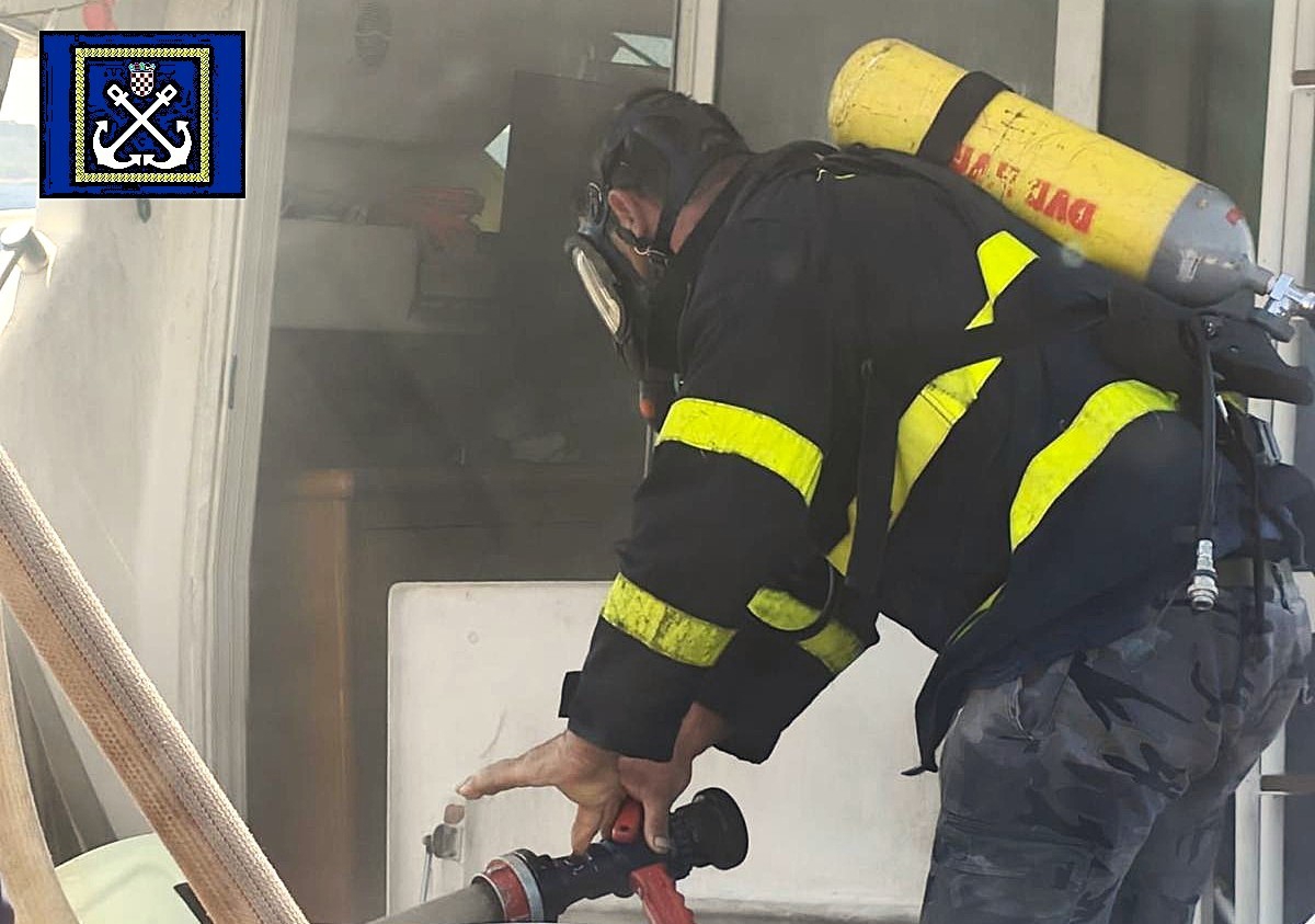 VIDEO I FOTO Zapalila se brodica kod Hvara. Među spašenima i dvoje djece