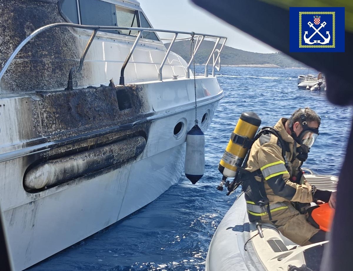 VIDEO I FOTO Zapalila se brodica kod Hvara. Među spašenima i dvoje djece