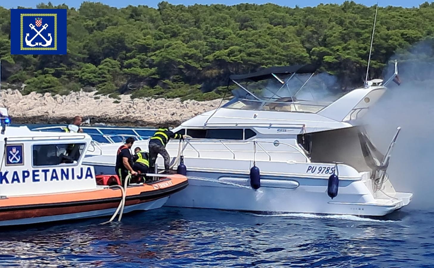 VIDEO I FOTO Zapalila se brodica kod Hvara. Među spašenima i dvoje djece