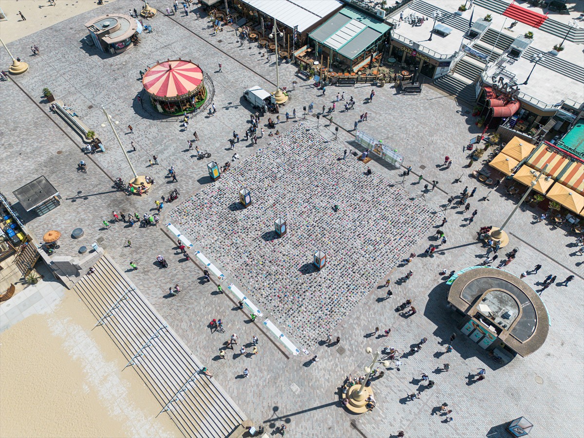 FOTO Tisuće cipela na plaži u Haagu u spomen na djecu ubijenu u Gazi