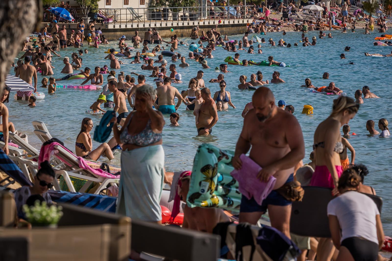 Osvanule nove fotke iz Makarske, slobodno mjesto na plaži teško je pronaći