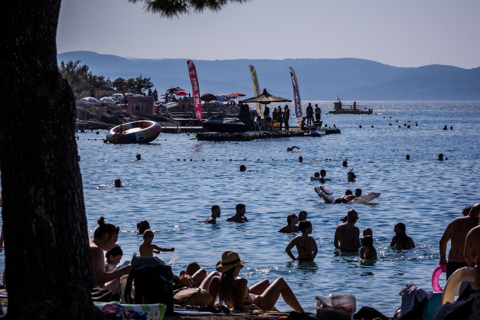 Osvanule nove fotke iz Makarske, slobodno mjesto na plaži teško je pronaći