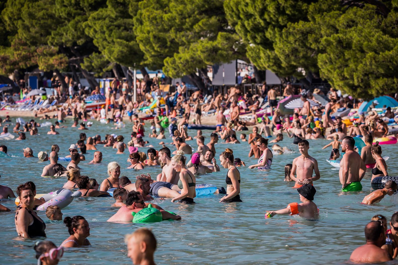 Osvanule nove fotke iz Makarske, slobodno mjesto na plaži teško je pronaći