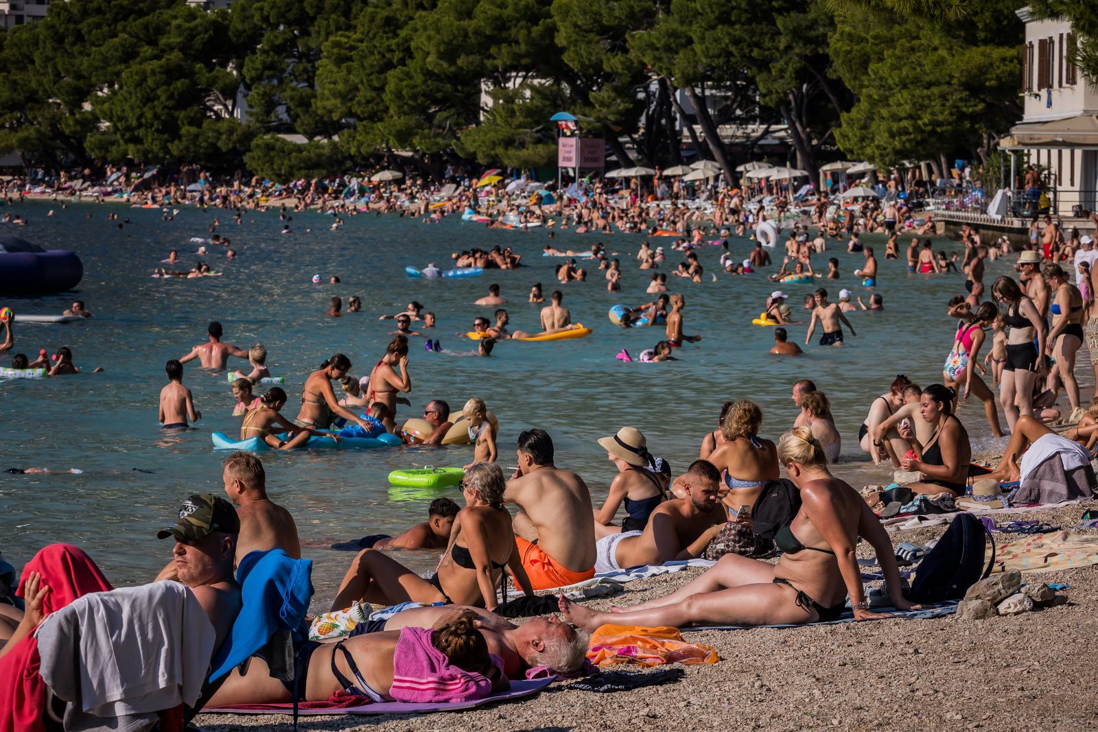 Osvanule nove fotke iz Makarske, slobodno mjesto na plaži teško je pronaći