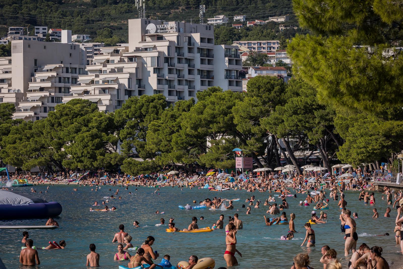 Osvanule nove fotke iz Makarske, slobodno mjesto na plaži teško je pronaći