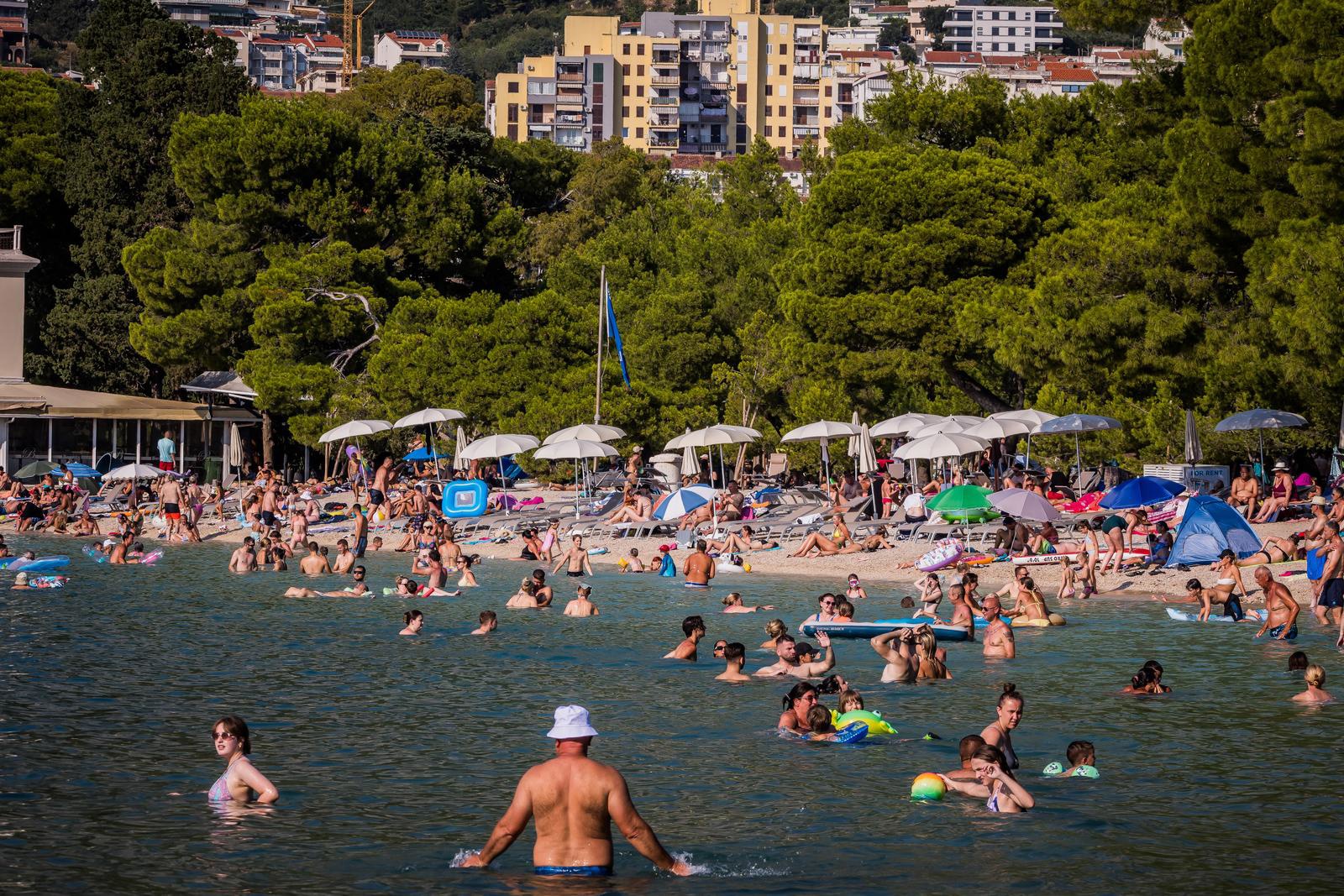 Osvanule nove fotke iz Makarske, slobodno mjesto na plaži teško je pronaći