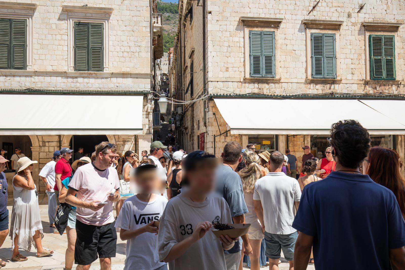 FOTO Dubrovnik pun turista unatoč velikoj vrućini, svi traže komadić hlada