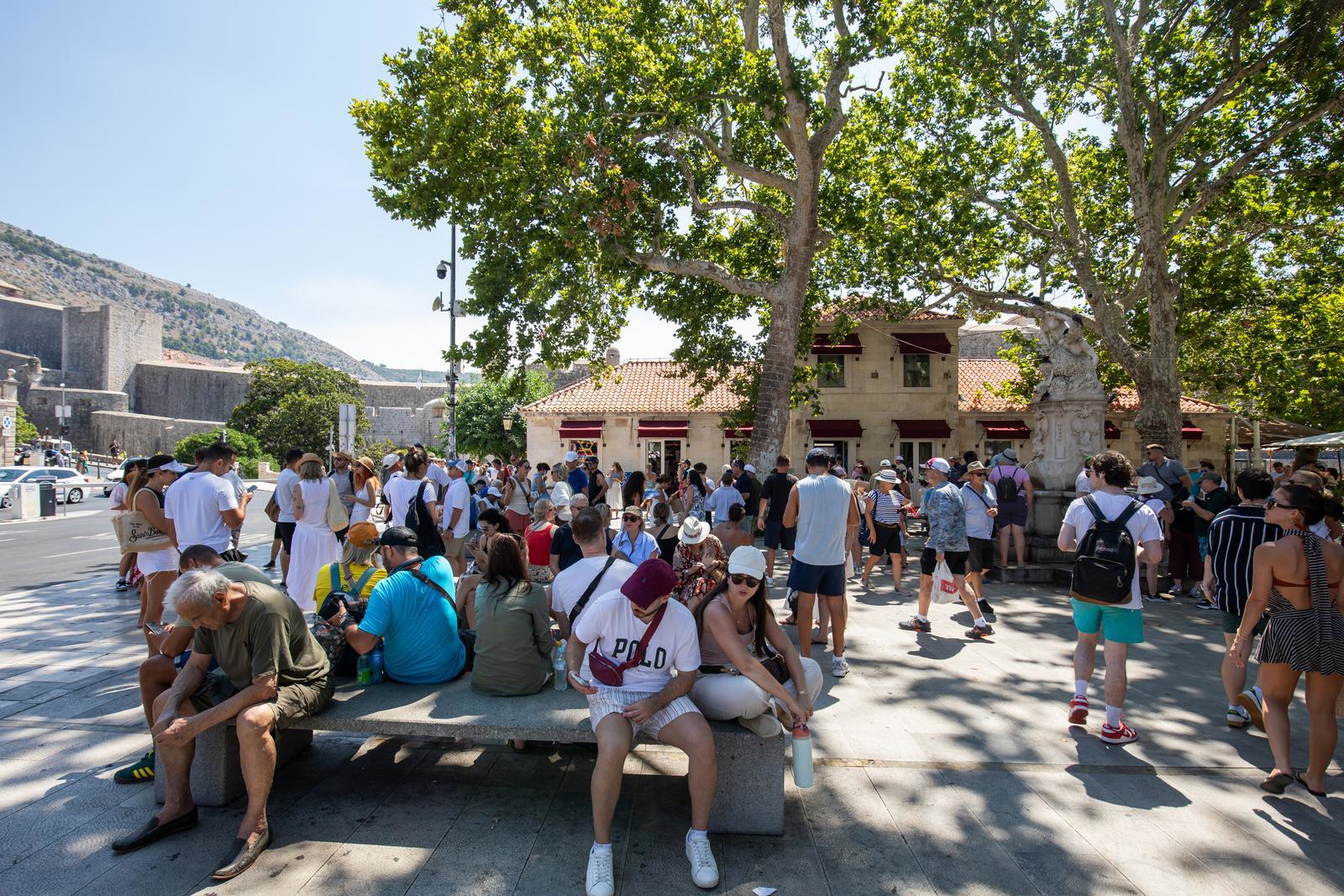 FOTO Dubrovnik pun turista unatoč velikoj vrućini, svi traže komadić hlada