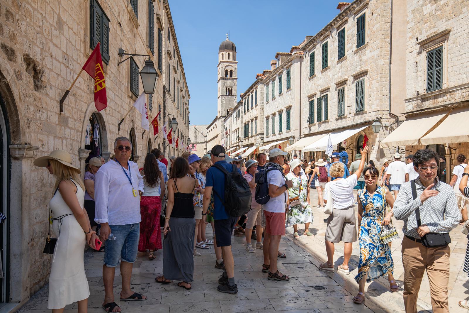 FOTO Dubrovnik pun turista unatoč velikoj vrućini, svi traže komadić hlada