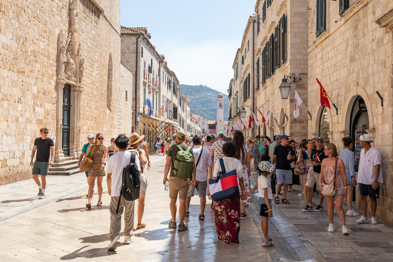 FOTO Dubrovnik pun turista unatoč velikoj vrućini, svi traže komadić hlada