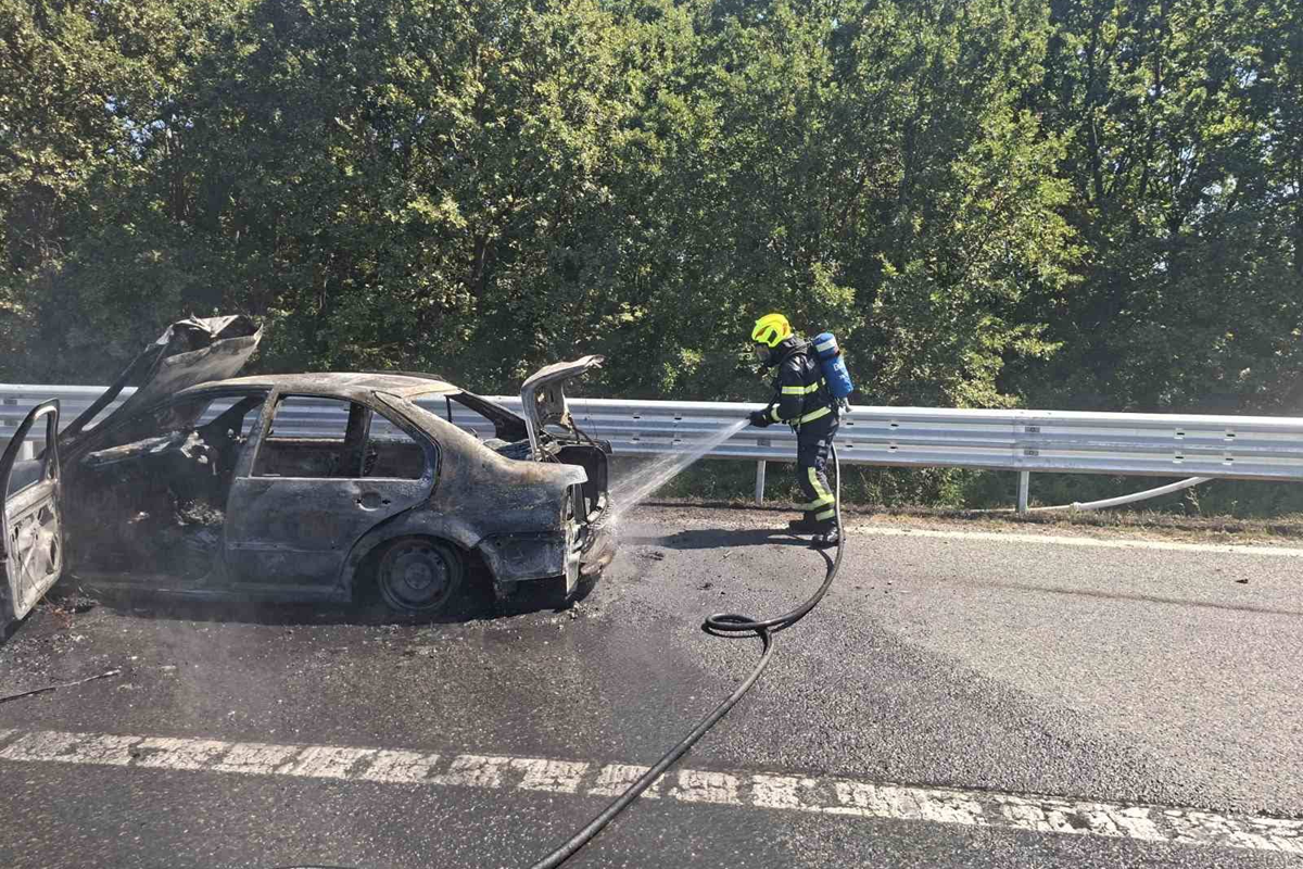 FOTO Rumunj zaspao pa se zabio u ogradu na A3. Četvero ozlijeđenih, auto se zapalio