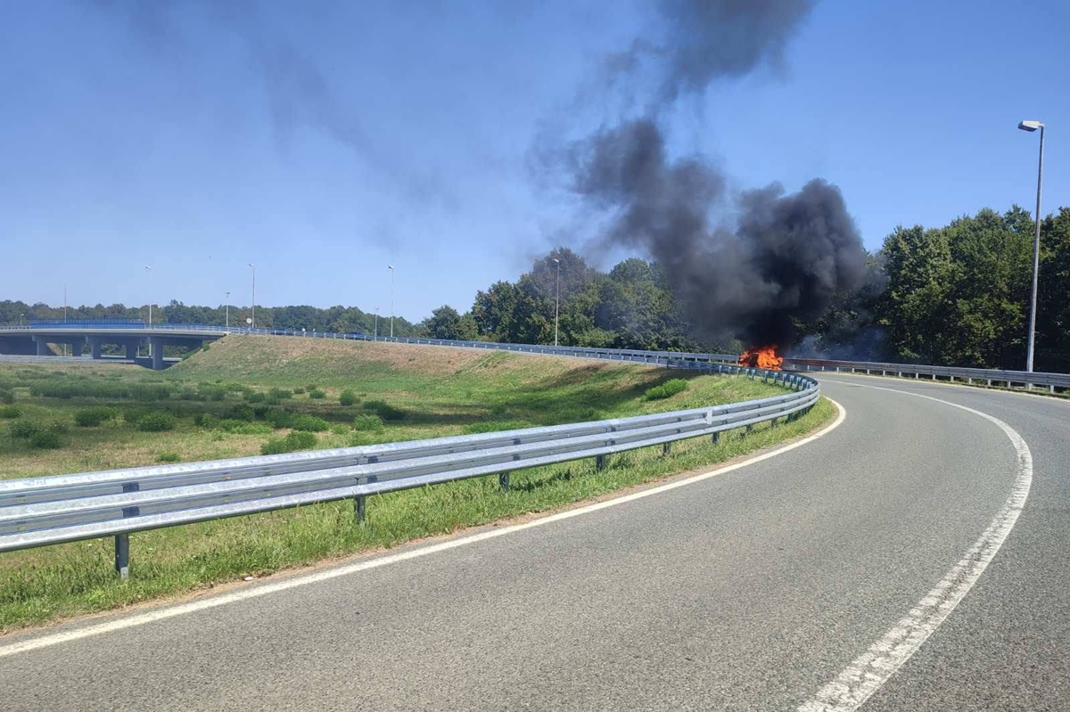 FOTO Rumunj zaspao pa se zabio u ogradu na A3. Četvero ozlijeđenih, auto se zapalio