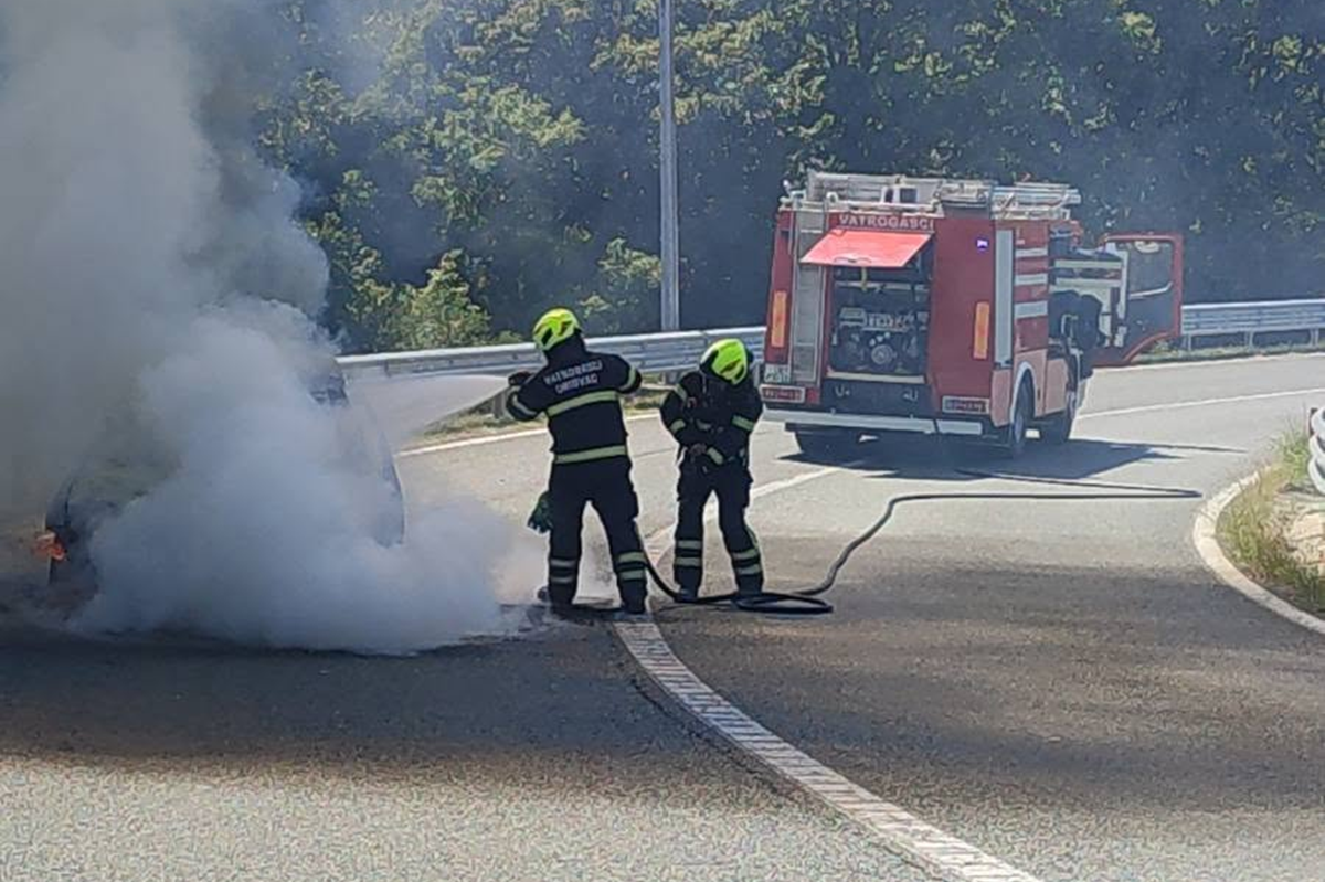 FOTO Rumunj zaspao pa se zabio u ogradu na A3. Četvero ozlijeđenih, auto se zapalio
