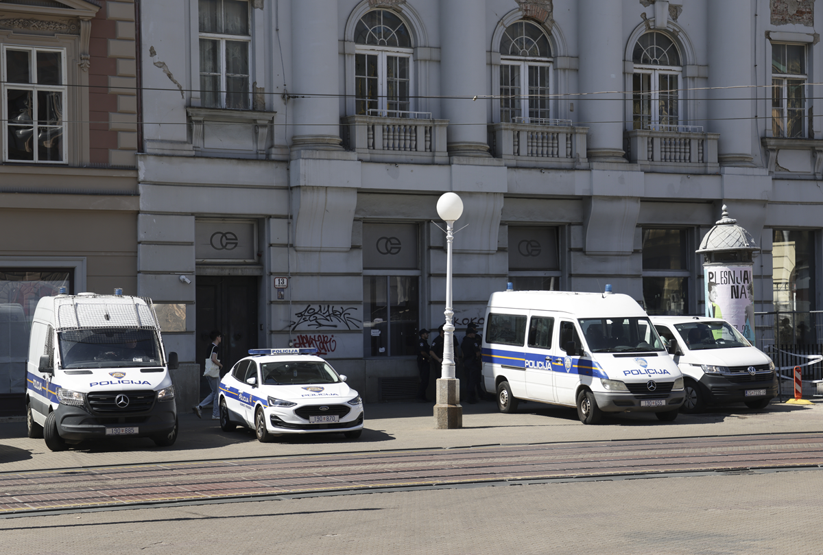 Na Jelačićevom trgu raširili transparent "Zločini u Oluji su odgovornost svih nas"