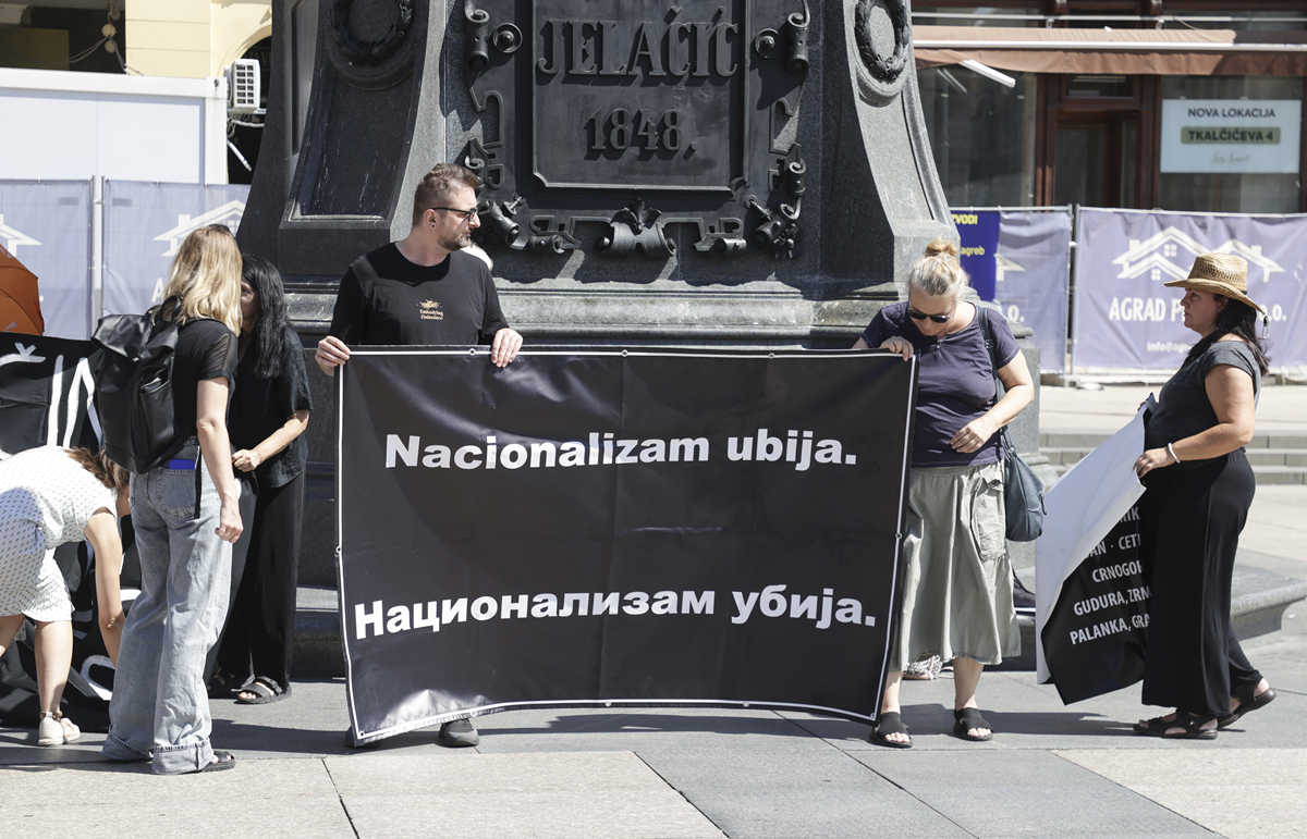 Na Jelačićevom trgu raširili transparent "Zločini u Oluji su odgovornost svih nas"