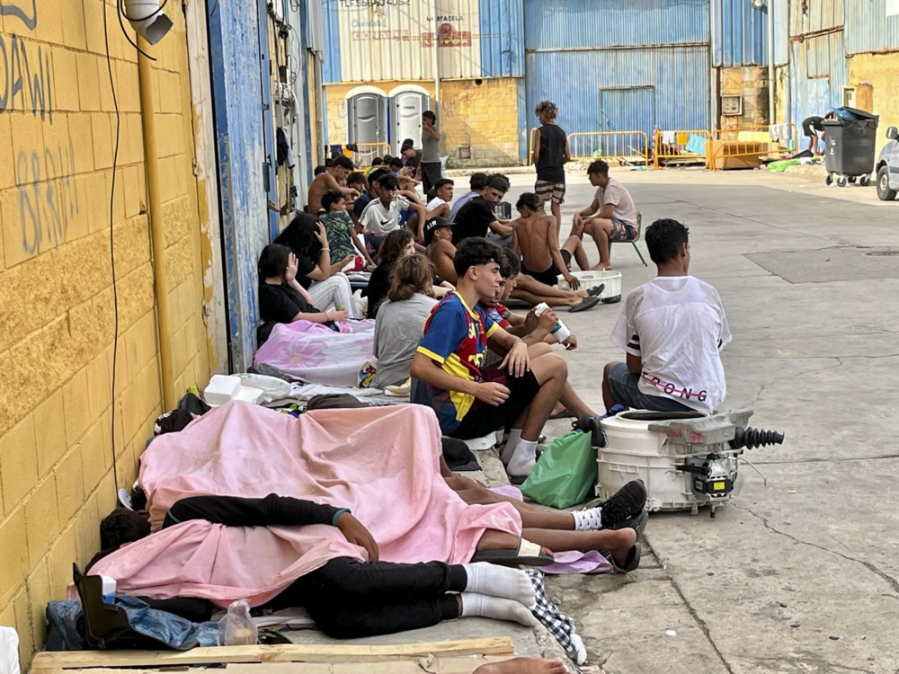 Tisuće migranata i dalje u Ceuti. Podigli su improvizirani kamp na plaži